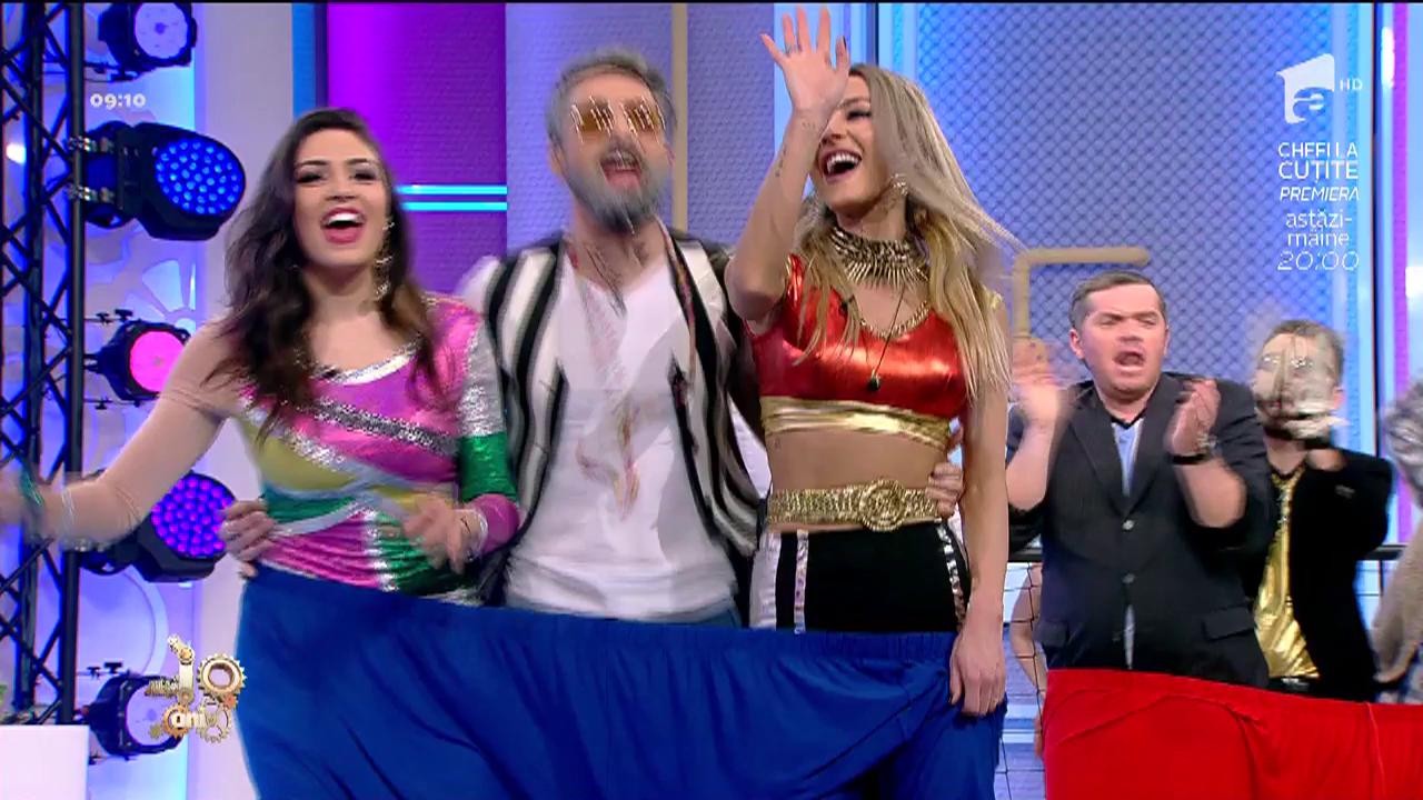 Moment amuzant pe terenul de la Neatza. Fetele joacă fotbal cu Gianluca, &icirc;n aceeași pereche de pantaloni!