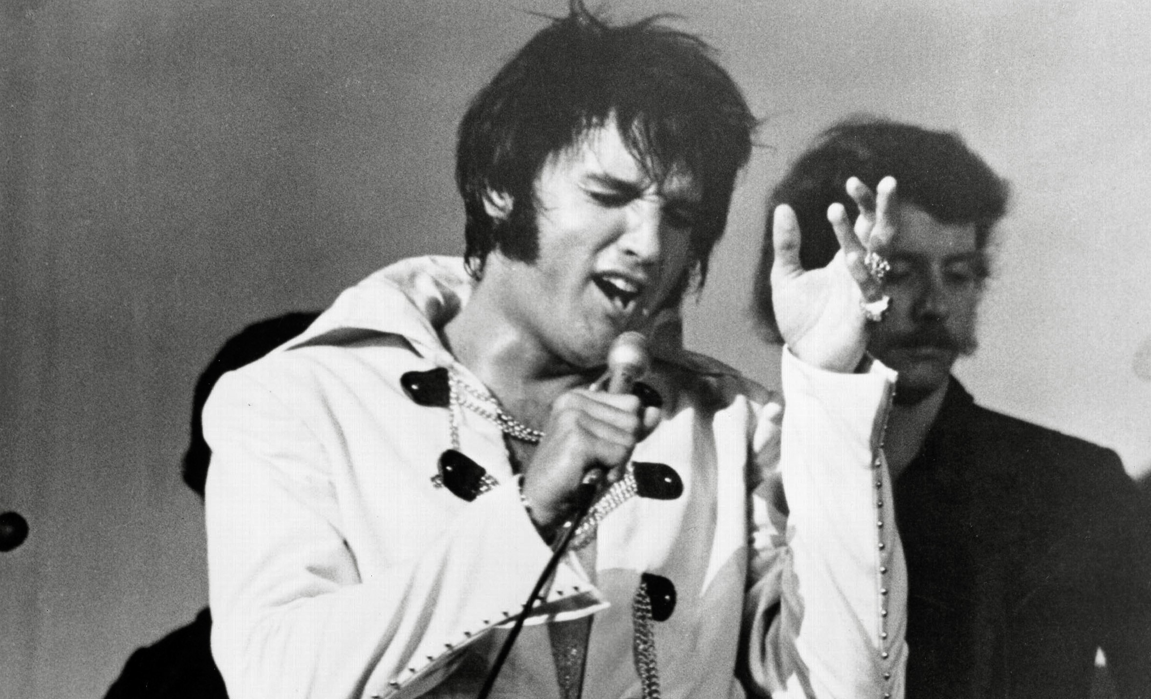 Elvis Presley s-a sinucis, spune fosta lui soţie, Priscilla.
