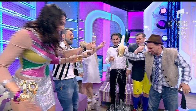 Petrecere cu m&acirc;ncare multă! Gianluca este servit cu șampanie și slană!