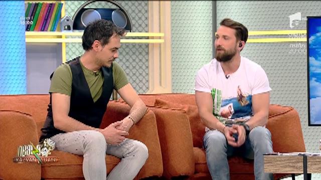 Răzvan și Dani au intrat &icirc;n bucătăria &rdquo;Chefi la cuțite&rdquo;. Dani: &rdquo;Le-am gătit chefilor. Arătam ca și c&acirc;nd ai vrea să tai găina &icirc;n baie!&rdquo;