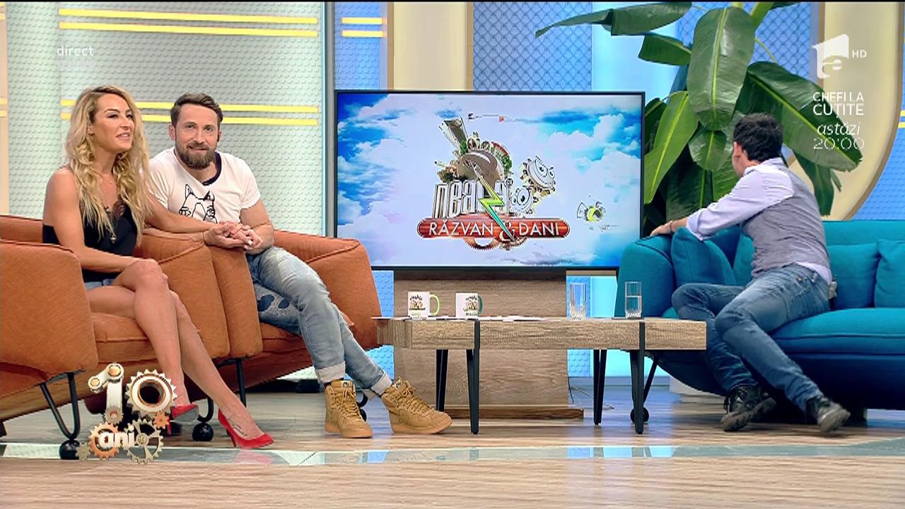 Flavia are nevoie de ajutorul lui Dani &icirc;ntr-o mică scenetă: "Asta presupune că ne-am pupat cel puțin o dată?"