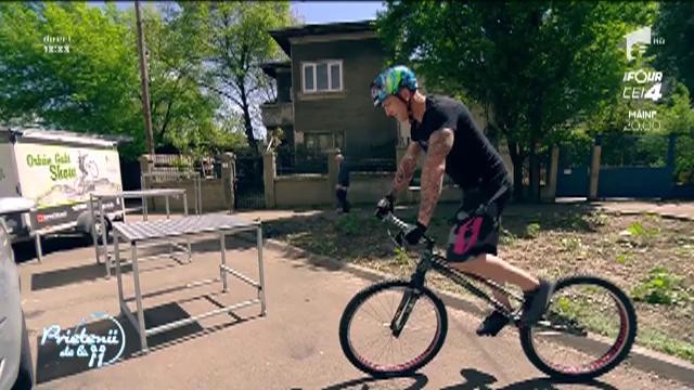 Gabi Orban, demonstrație de mountain bike trial la "Prietenii de la 11"! Ramona: "Ăsta este cel mai periculos lucru care s-a &icirc;nt&acirc;mplat &icirc;ntre picioarele mele"