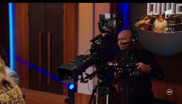 Chef Cătălin Scărlătescu este cameraman de ocazie, spre amuzamentul colegilor de emisiune!