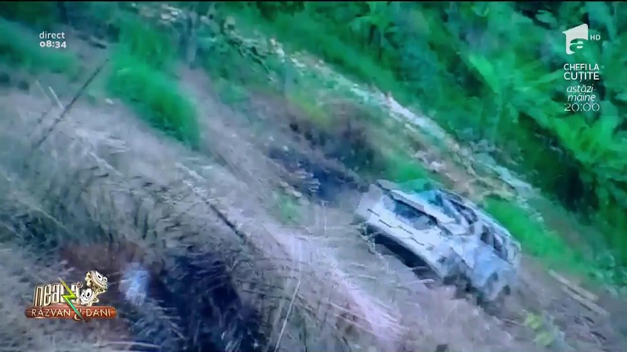 R&acirc;zi cu lacrimi. Dorel &icirc;ncearcă să scoată o mașină dintr-o r&acirc;pă