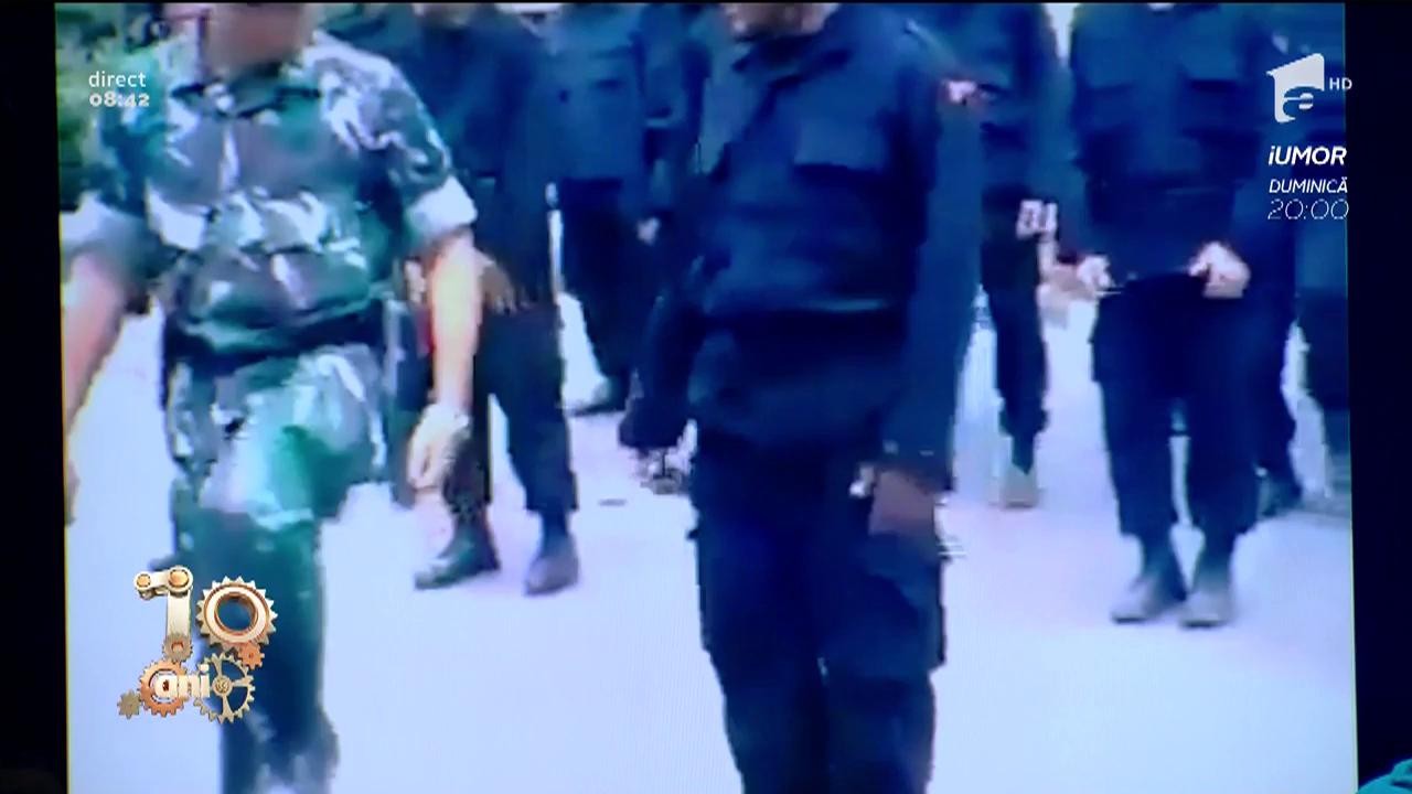 Smiley News. Exerciţiu militar ratat. Dansează, deși vrea să meargă &icirc;n pas de defilare!