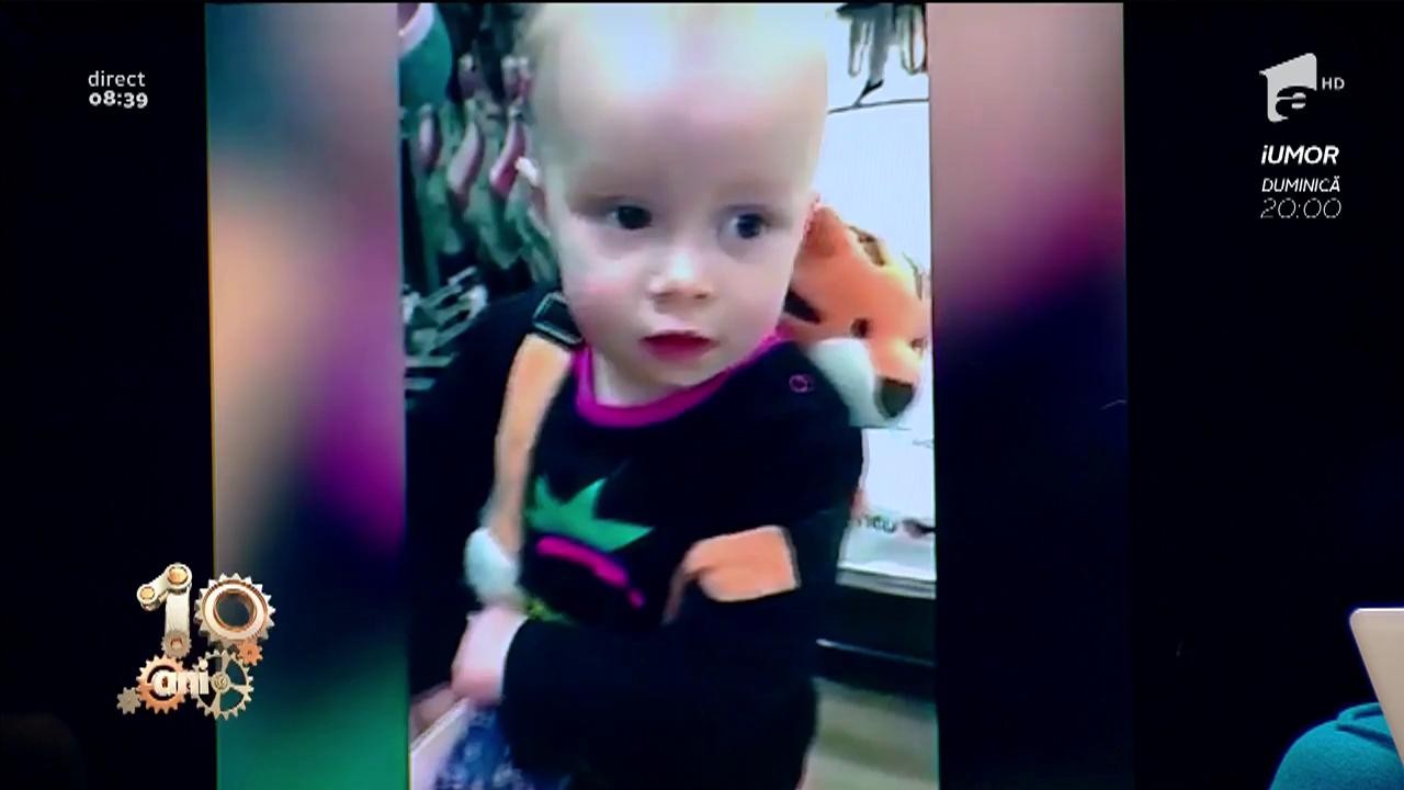 Smiley News. Un bebeluș caută m&acirc;ncare printre costume de baie