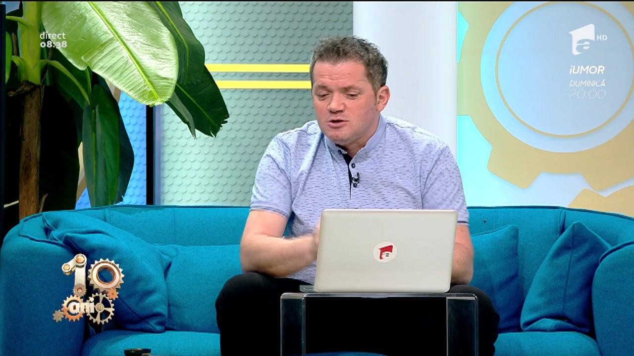Smiley News. O focă urmărește un pește printre oameni