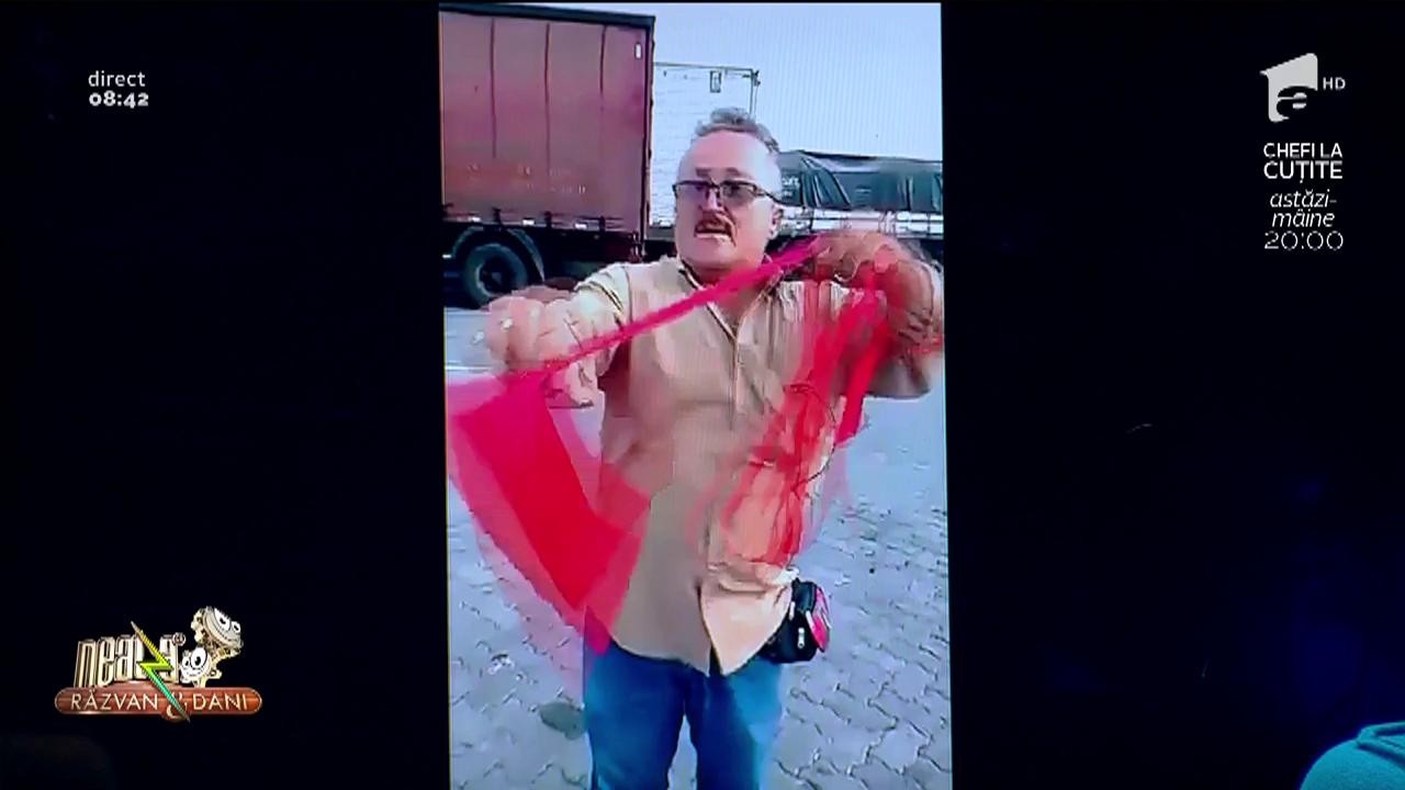 Smiley News. Cine s-ar fi g&acirc;ndit la asta?! Așa arată poșeta-fermoar