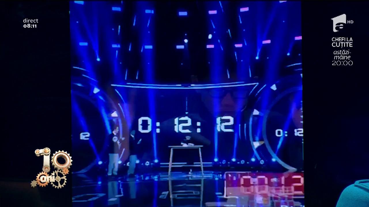 Smiley News. De Cartea Recordurilor. Rezolvă trei cuburi Rubik &icirc;n timp ce jonglează cu ele!