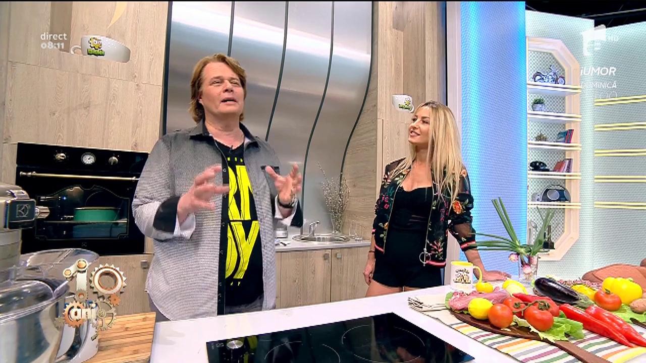 Cheesecake cu multe afine, servit cu un sos de vanilie. Aşa se prepară o prăjitură delicioasă