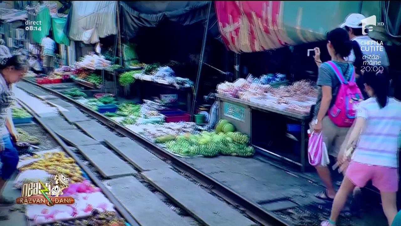 Smiley News. Cum trece trenul printr-o piața din Thailanda