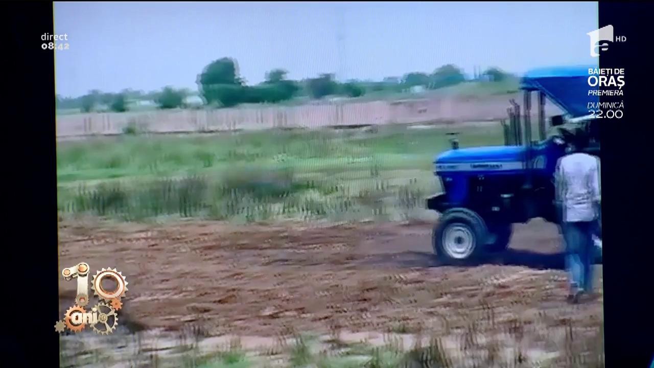 Smiley News. Drift-uri cu tractorul, &icirc;n India: &rdquo;El are grijă și de păm&acirc;nt&rdquo;