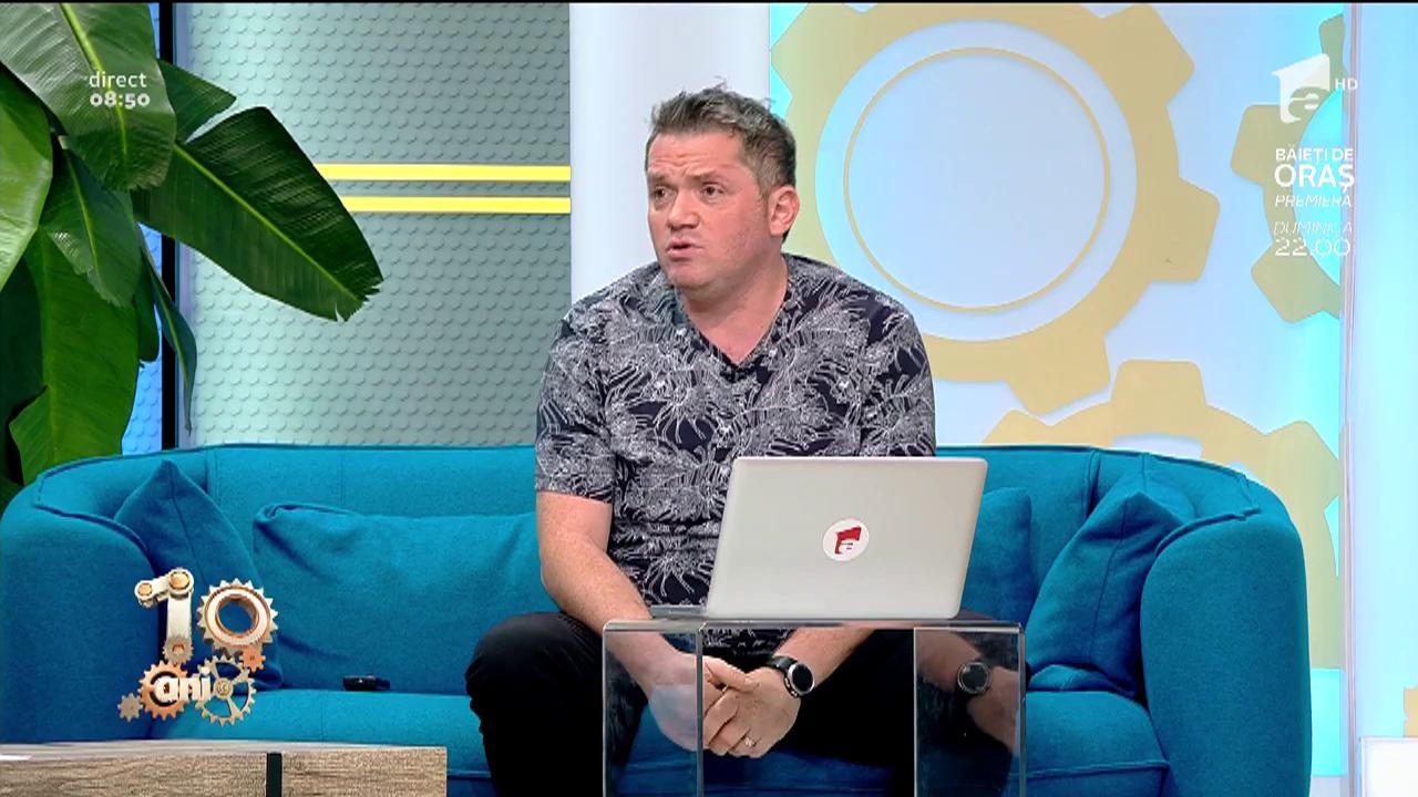 Smiley News. Poarta era prea mică, așa că au &icirc;nălțat-o săp&acirc;nd o gropă &icirc;n fața ei! S-a &icirc;nt&acirc;mplat la un meci de fotbal din Rom&acirc;nia