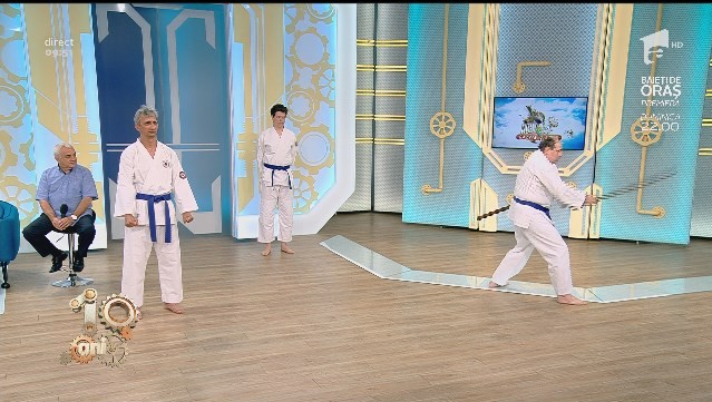 Demonstrație de para-karate. Nevăzătorii dovedesc că pot m&acirc;nui sabia ca samuraii!