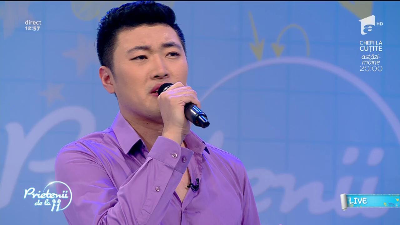 Fang Shuang c&acirc;ntă live melodia &bdquo;You raise me up&rdquo;