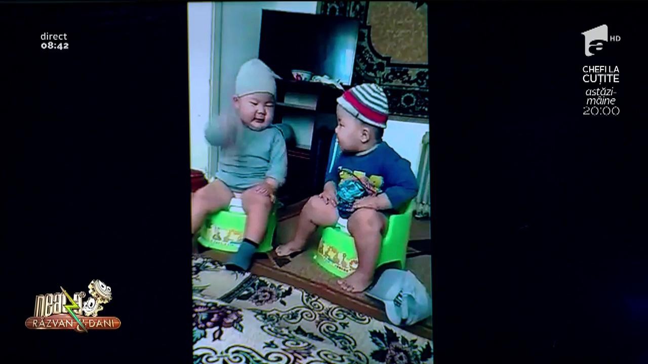 Smiley News. Discuție &icirc;ntre doi copii pe oliță