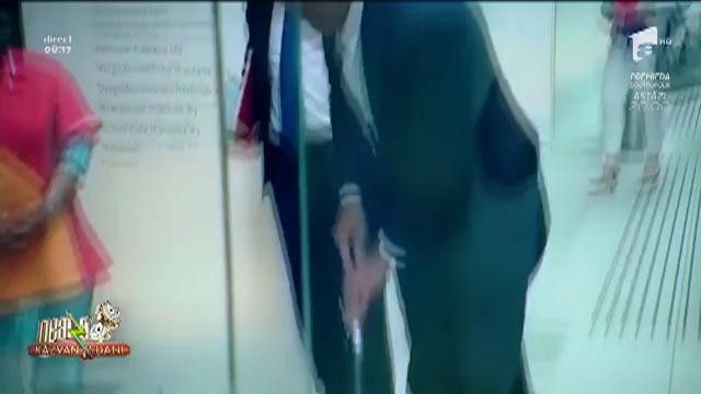 Smiley News! Prim-ministrul al Olandei, dă cu mopul după ce și-a vărsat cafeaua