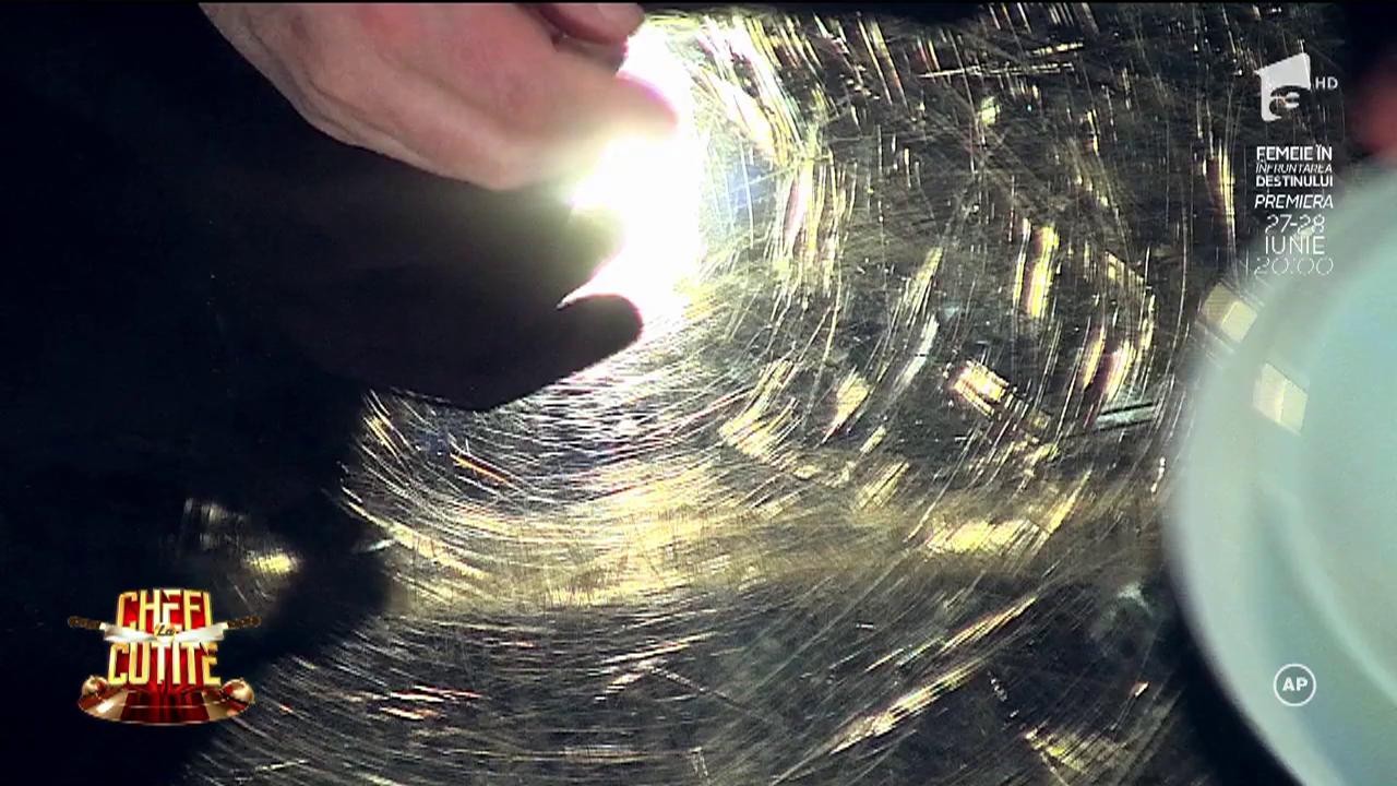 Jurații &rdquo;Chefi la cuțite&rdquo; gustă felurile principale ale finaliștilor: &rdquo;M-a impresionat &icirc;n primul r&acirc;nd prin &icirc;ndrăzneala pe care a avut-o&rdquo;