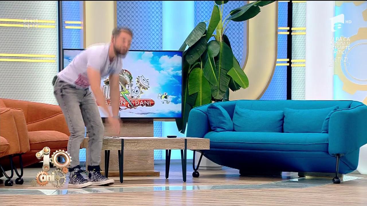 Dani Oțil a descoperit cum se uită fetele &icirc;n cuptor și &icirc;n frigider