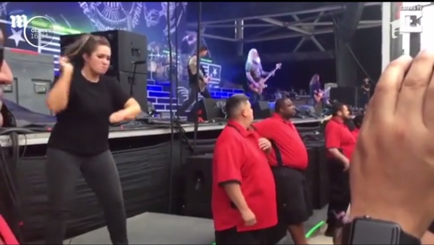 S-a DEZLĂNȚUIT total! O tânără a captat toată atenția la un concert rock! Ce a făcut (VIDEO)