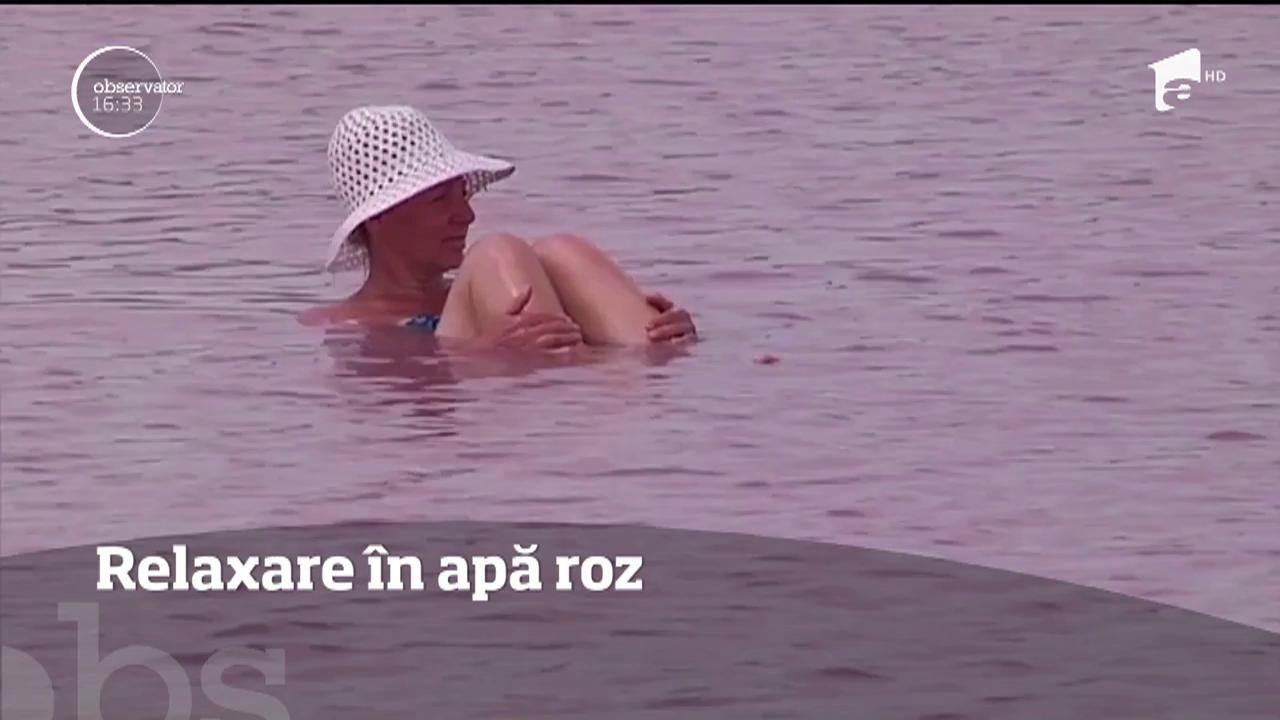 Zeci de mii de turişti vin anual să facă baie în apa roz a Mării Moarte a Ucrainei