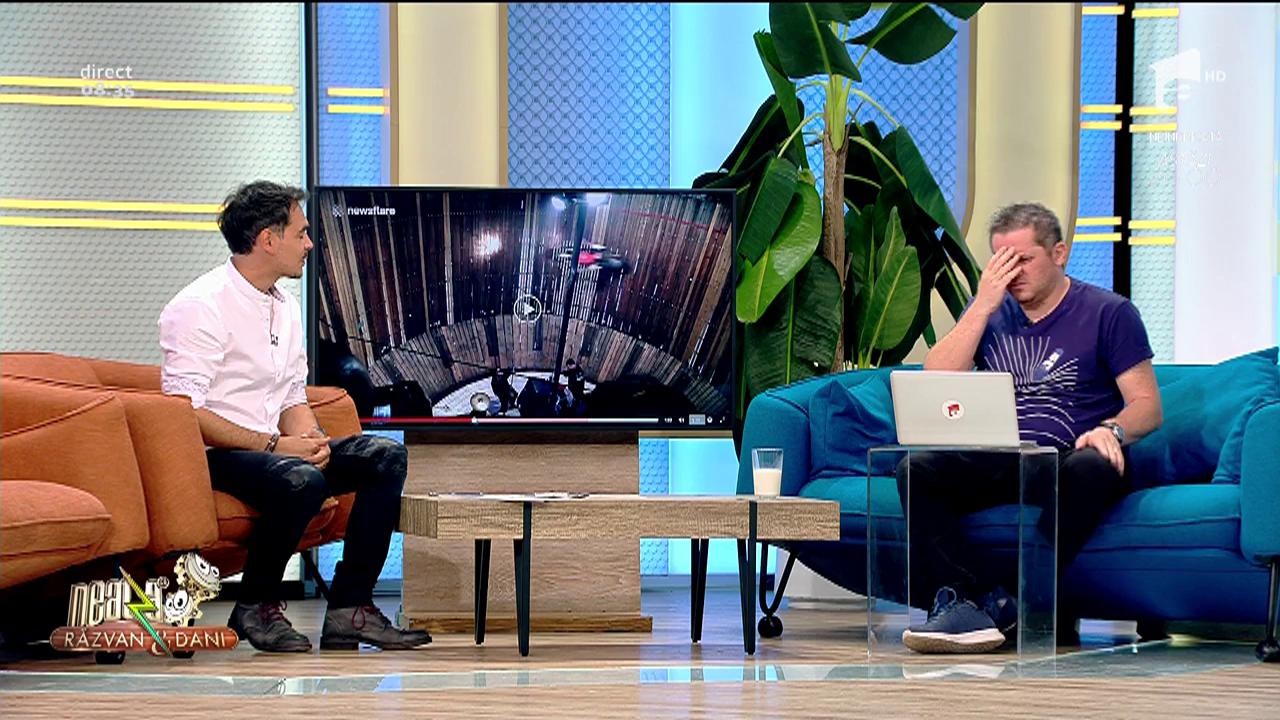 Smiley News! Pe ritmuri muzicale, un motociclist conduce pe pereți