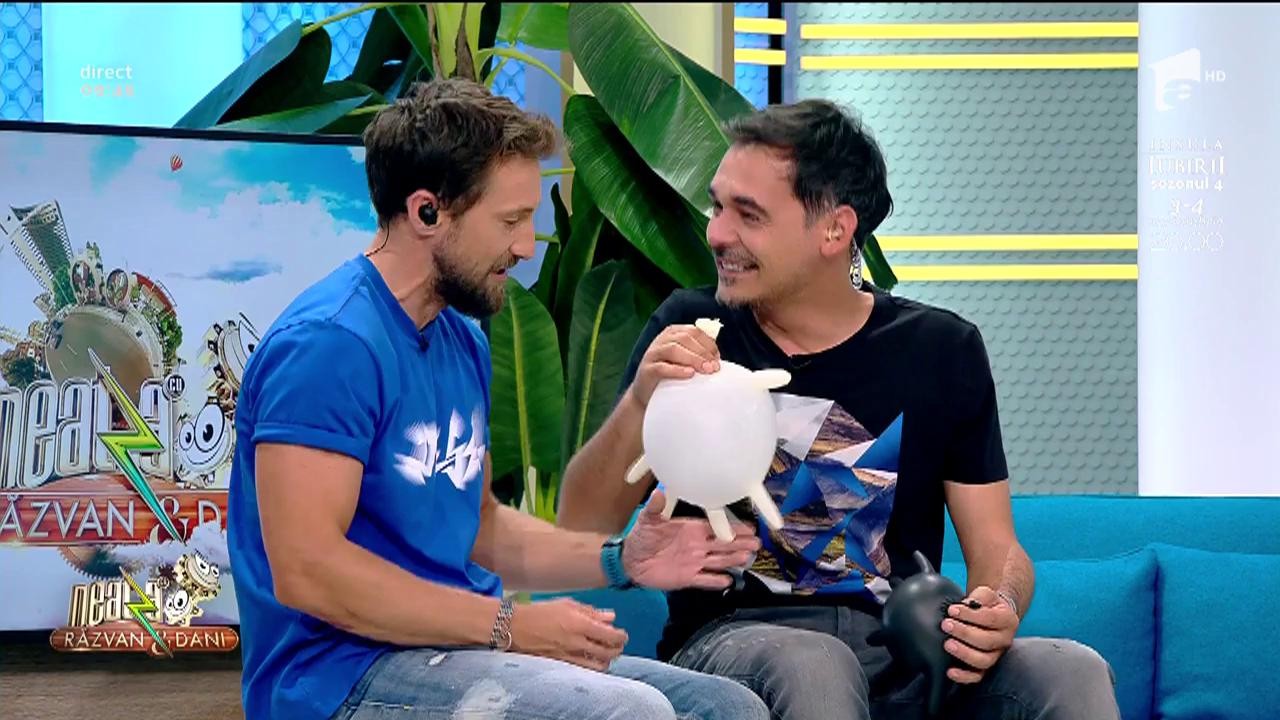 Dani Oțil &icirc;l &icirc;nvață pe Răzvan Simion cum să mulgă o vacă