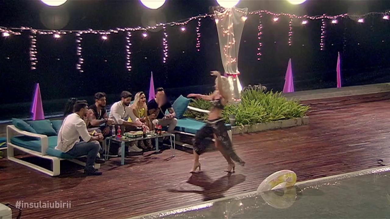 Hannelore, dans provocator &icirc;n fața ispitelor masculine: &bdquo;Am făcut ceea ce am simțit&rdquo;