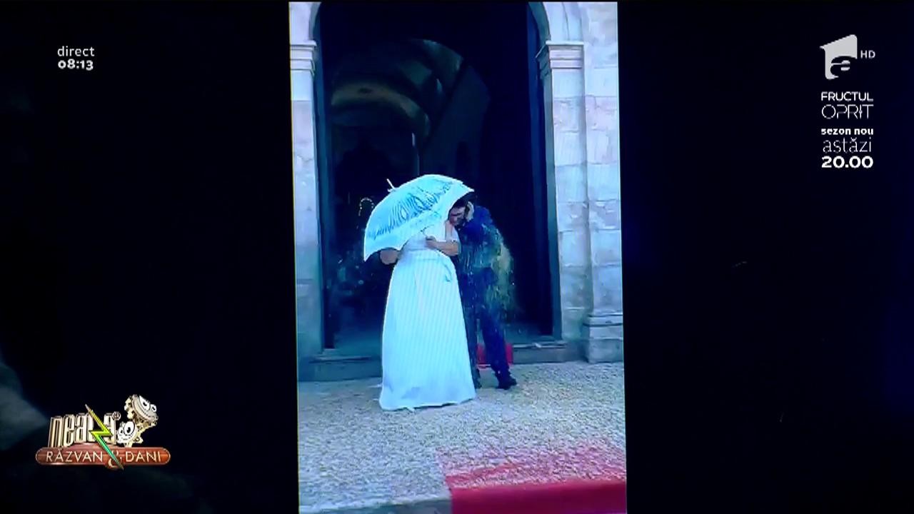 Smiley News! Prieteni unui cuplu proaspăt căsătorit, le doresc celor doi mult belșug