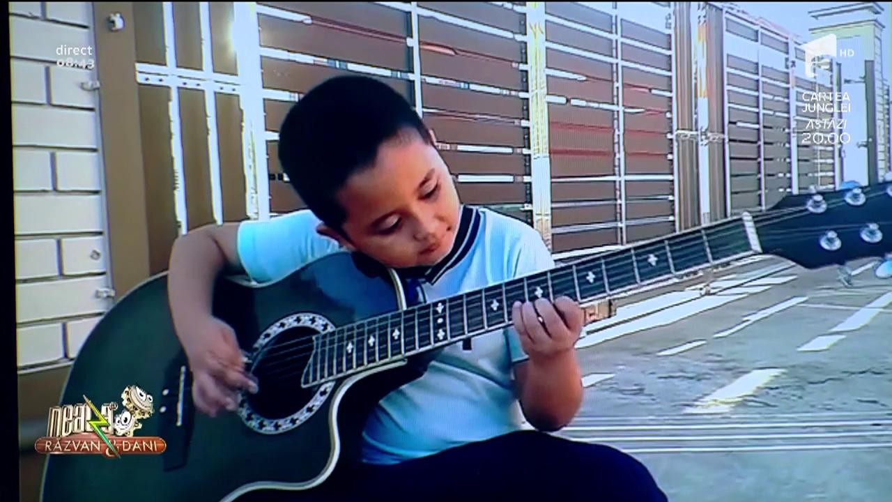 Smiley News! Un băiețel care c&acirc;ntă Metallica la chitară