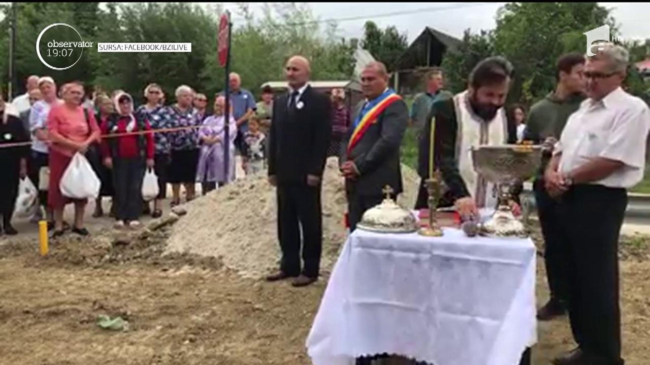 Imagini neaşteptate &icirc;ntr-un sat din Iaşi unde autorităţile au inaugurat cu tricolor şi aghiasmă o conductă de gaze