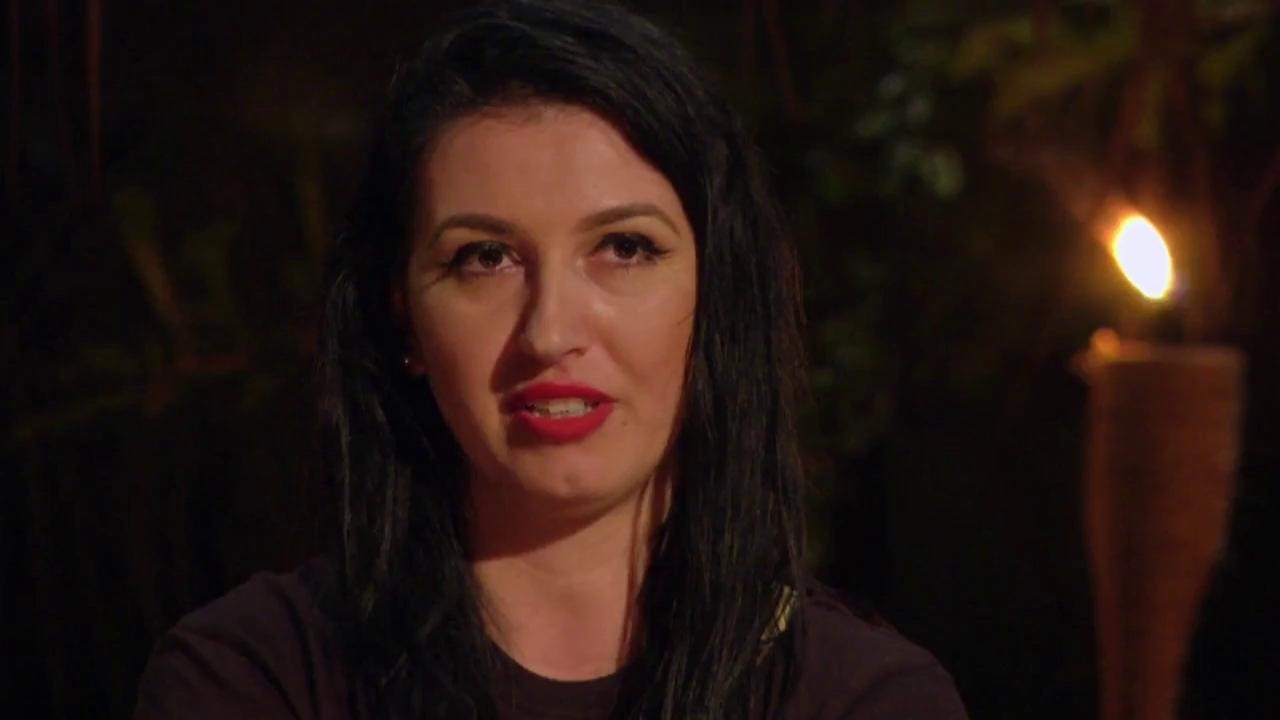 Dialog spumos &icirc;ntre Mirela și ispita Nicoleta. Nicoleta:" Stai liniștită, nu mă culc cu el!" Mirela:" &Icirc;n alt sezon ai putut"