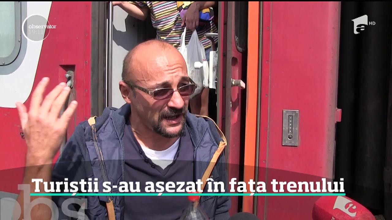 Vacanţă &icirc;ncheiată cu scandal pe litoral. Sute de oameni s-au trezit că n-au loc &icirc;n trenul spre casă şi s-au aşezat &icirc;n faţa locomotivei, cu tot cu bagaje