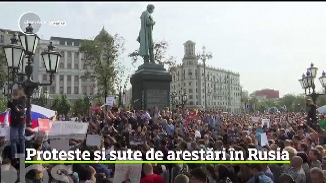 Peste 800 de persoane au fost arestate la Moscova şi &icirc;n alte oraşe ale Rusiei, unde au avut loc manifestaţii neautorizate &icirc;mpotriva noii legi a pensiilor