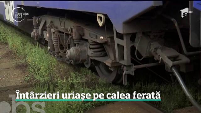 Sute de oameni au stat ore &icirc;ntregi blocaţi &icirc;n trenuri, &icirc;ntre Braşov şi Timişul de Sus, după ce mai mulţi copaci s-au prăbuşit de pe versanţi