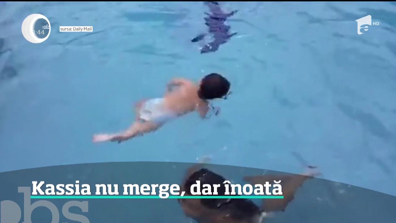 La v&acirc;rsta la care unii bebeluşi nici n-au &icirc;nvăţat să meargă, o fetiţă &icirc;noată fără nicio problemă