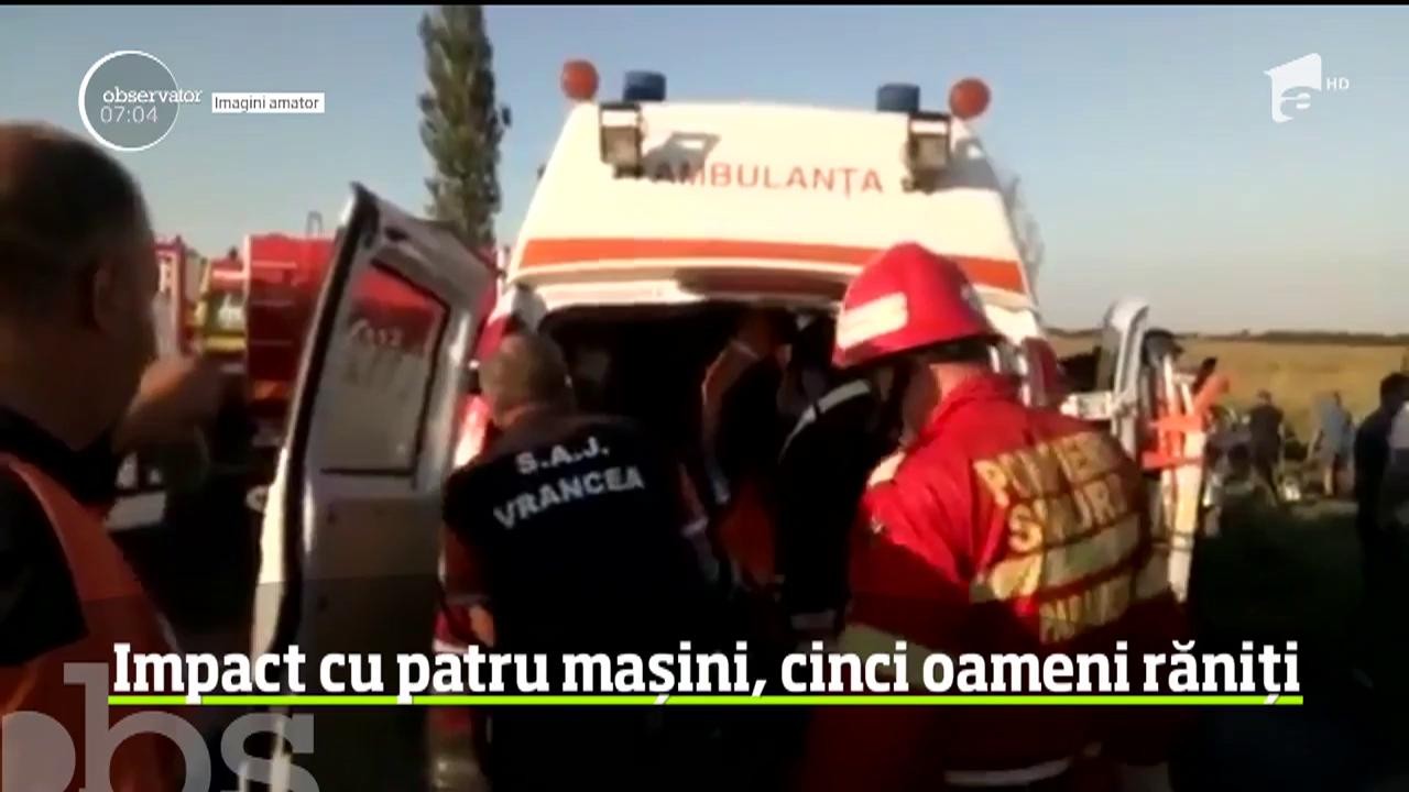 Un accident de circulaţie &icirc;n care au fost implicate 4 maşini a avut loc pe Drumul European E85 &icirc;n Vrancea, o şosea cunoscută pentru bilanţul negru al incidentelor rutiere