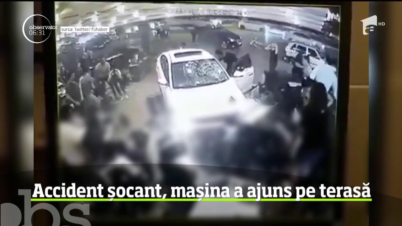 Accident șocant &icirc;n Turcia! O mașină a ajuns pe terasa plină de clienţi a unei cafenele