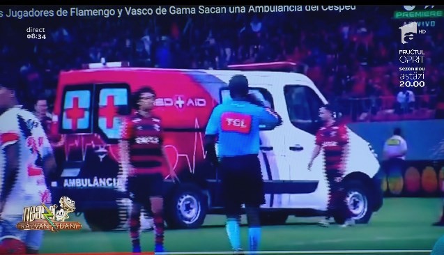 Smiley News! I-a murit bateria. Ambulanța blocată pe terenul de fotbal! Iată ce fac jucătorii