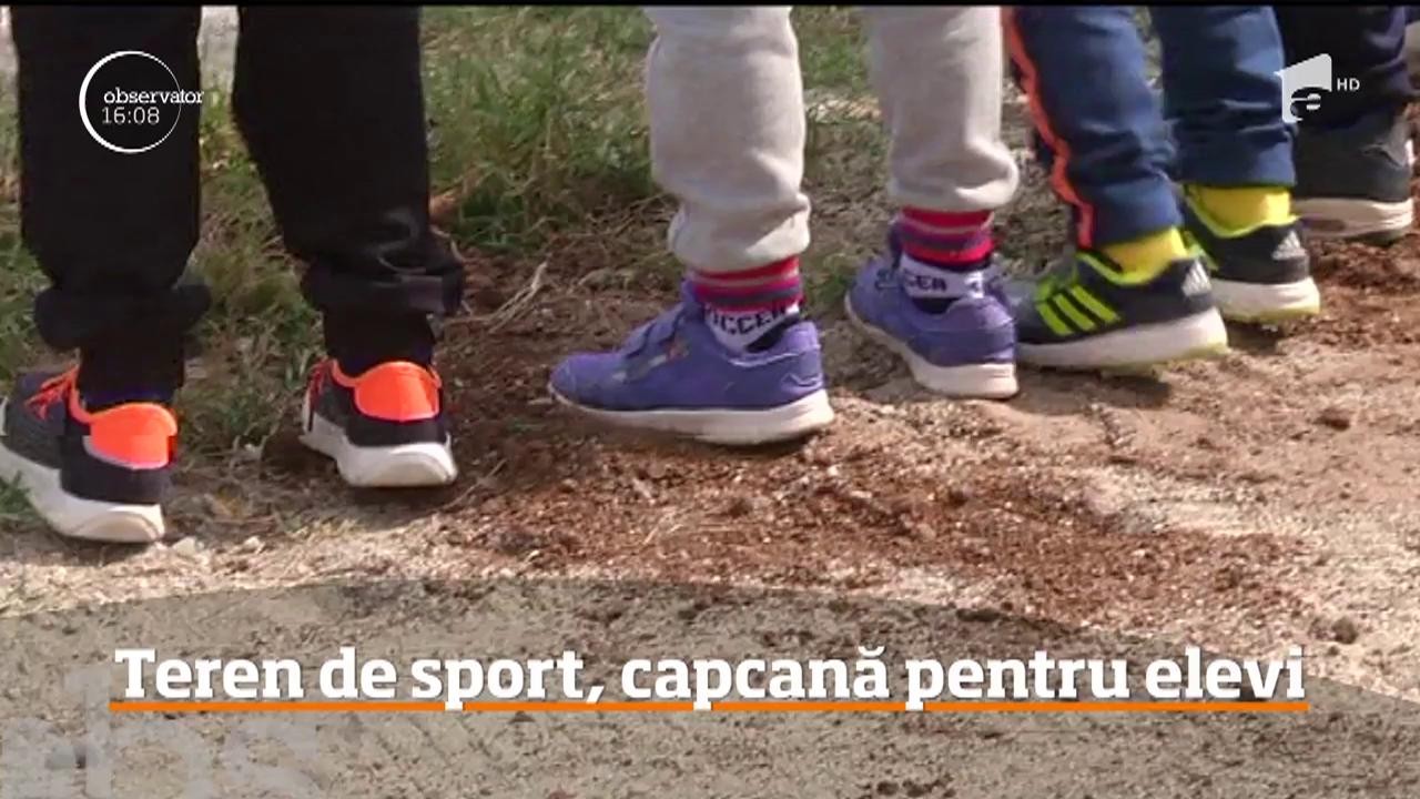 Un copil din Dolj şi-a fracturat piciorul la ora de sport, din cauza terenului plin de gropi!