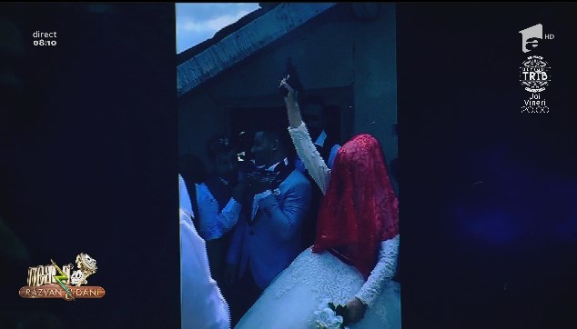 Smiley News! Nuntă cu focuri de armă. Nașa și mireasa dau startul