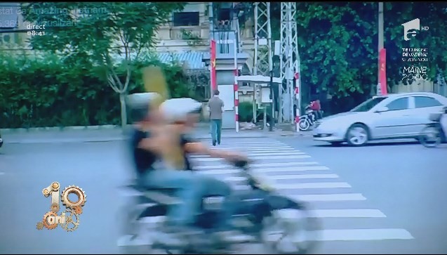 Smiley News! Cum se trece pe zebră &icirc;n Vietnam. Niciun șofer nu oprește!