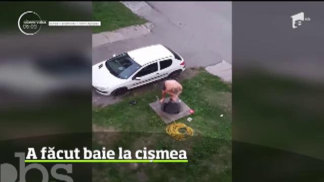Scene uluitoare au fost surprinse &icirc;n judeţul Neamţ! Un bărbat a făcut duş, &icirc;n aer liber, la o cişmea din oraşul Bicaz