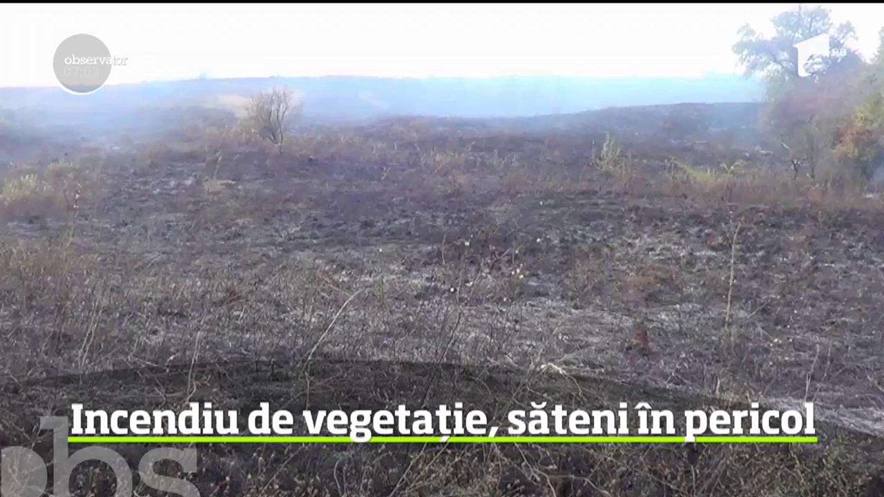 Au fost momente de panică &icirc;ntr-o localitate din judeţul Caraş Severin! Un incendiu de vegetaţie ameninţa să ajungă rapid la casele localnicilor