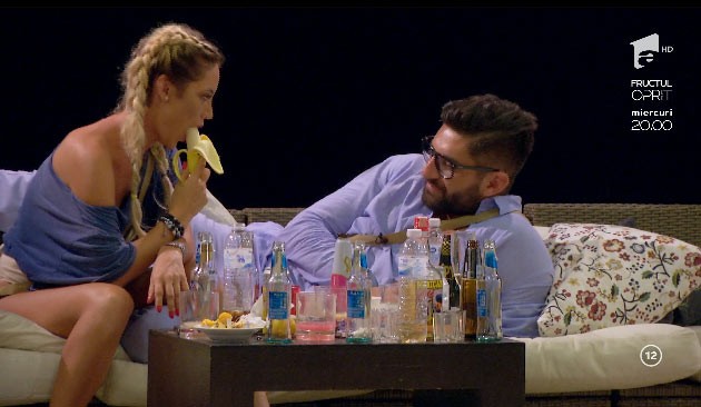 Cu ajutorul unei banane, ispita Nicoleta &icirc;i face o demonstrație lui Ionuț