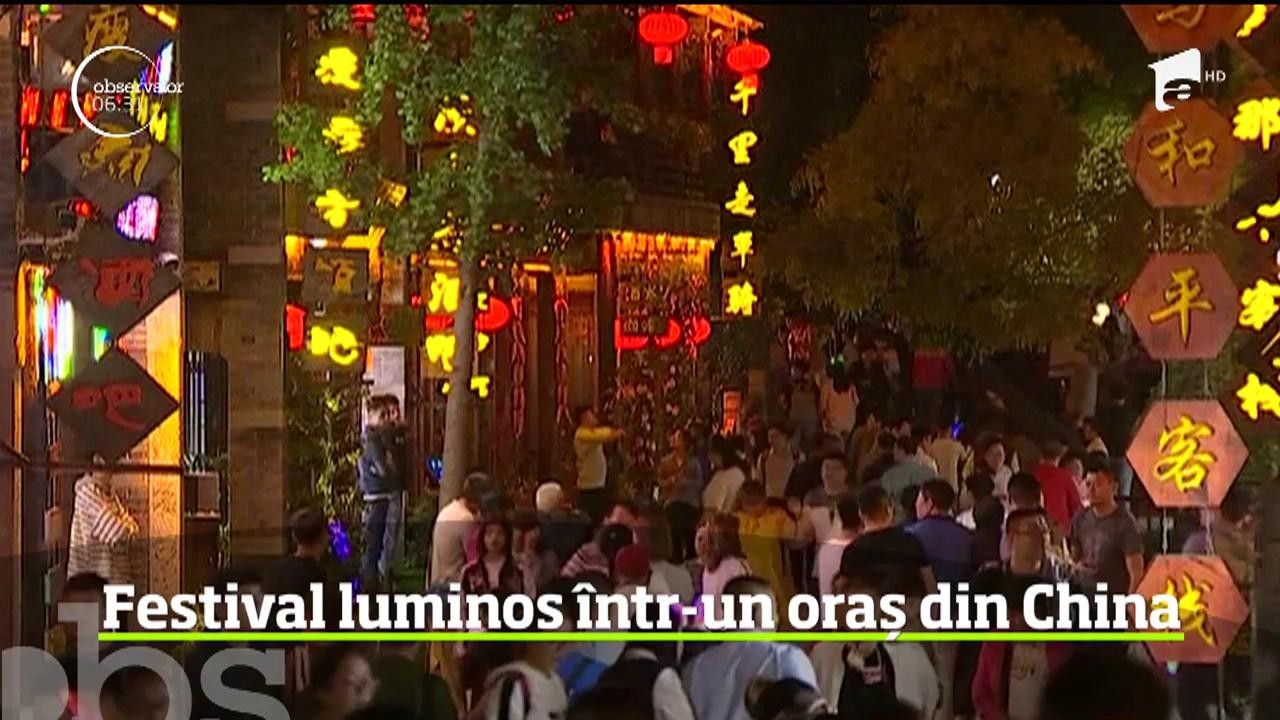 Centrul istoric al unui oraş din estul Chinei a căpătat &icirc;n aceste zile, după lăsarea serii, o &icirc;nfăţişare de basm