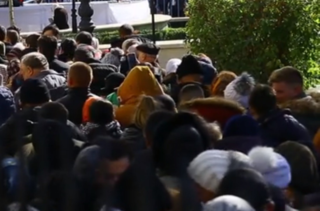 &Icirc;naintea celui mai mare pelerinaj ortodox din Rom&acirc;nia s-a declanşat alerta la Iaşi. Enoriaşii care merg să se &icirc;nchine la moaştele Sfintei Parascheva ar putea răsp&acirc;ndi virusul pestei porcine