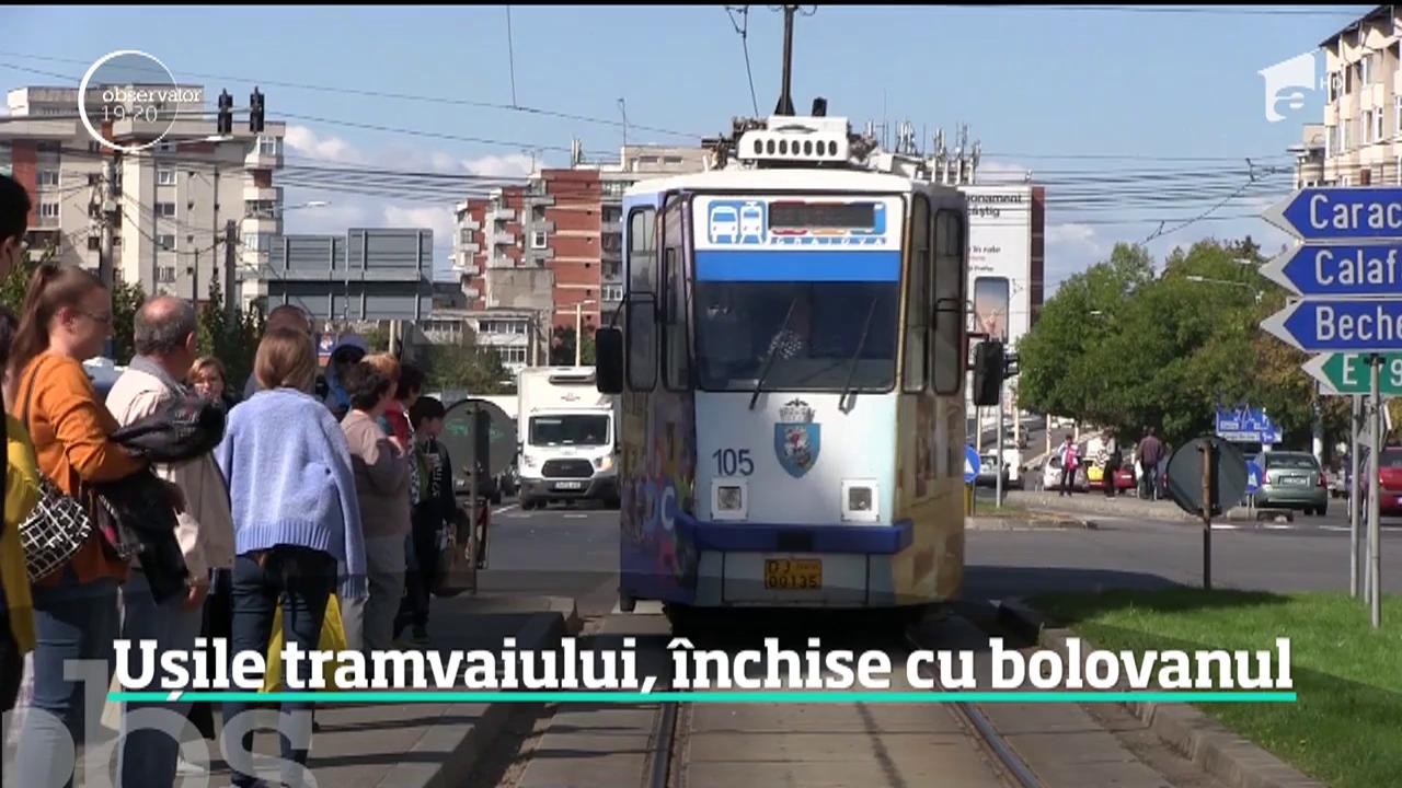&Icirc;n Craiova, călătoria cu tramvaiul este o aventură periculoasă. Uşile garniturii se deschid &icirc;n timpul mersului şi, nu de puţine ori, călătorii le fixează cu bolovani
