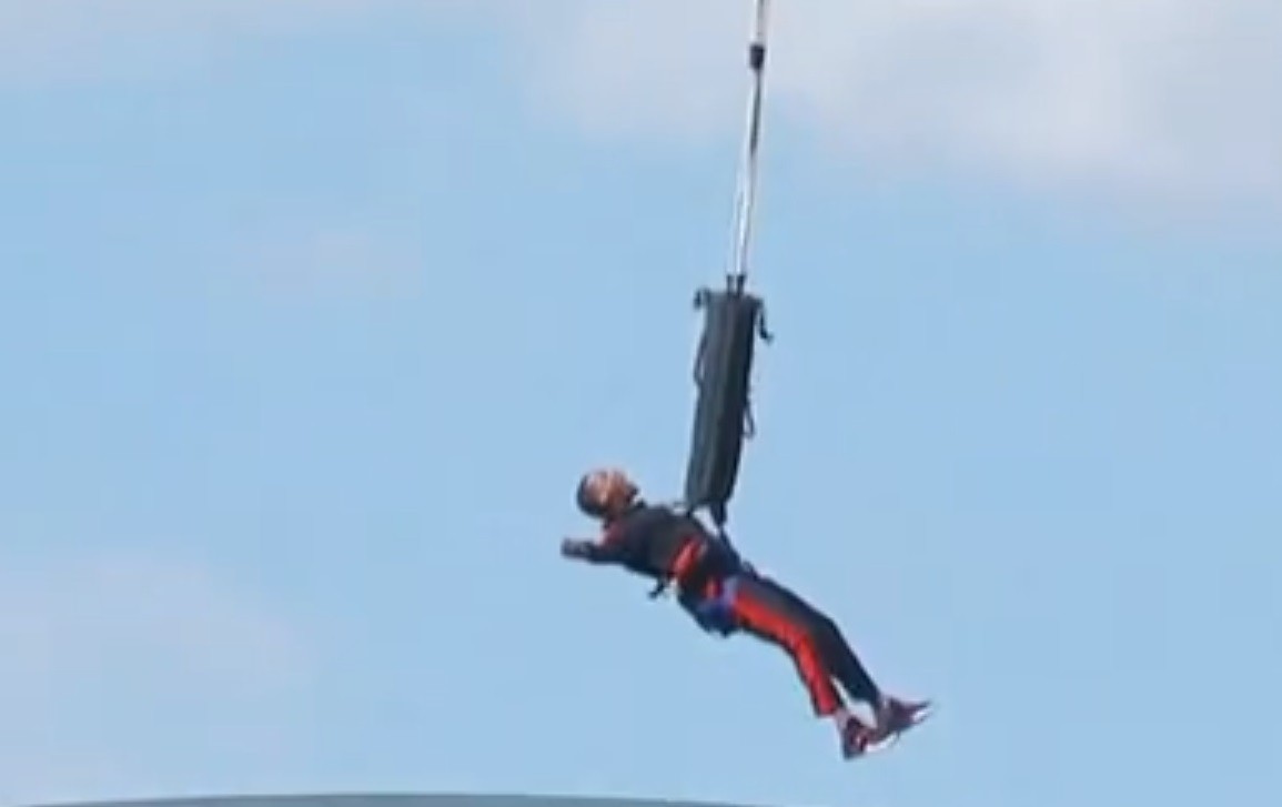 Will Smith, aniversare la &icirc;nălțime. Actorul s-a lansat dintr-un elicopter sub ochii familiei și a fanilor