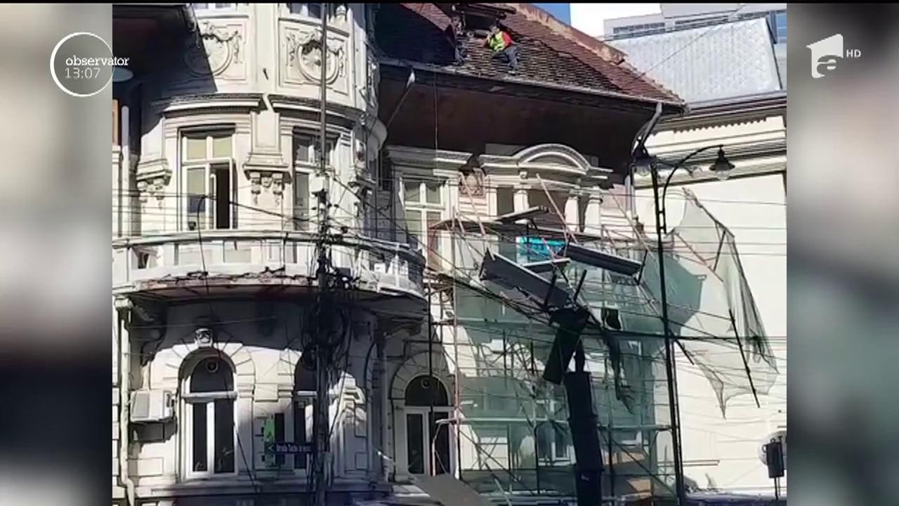 Incident dramatic &icirc;n Capitală! Schelă prăbușită, doi muncitori au rămas blocaţi pe un acoperiş